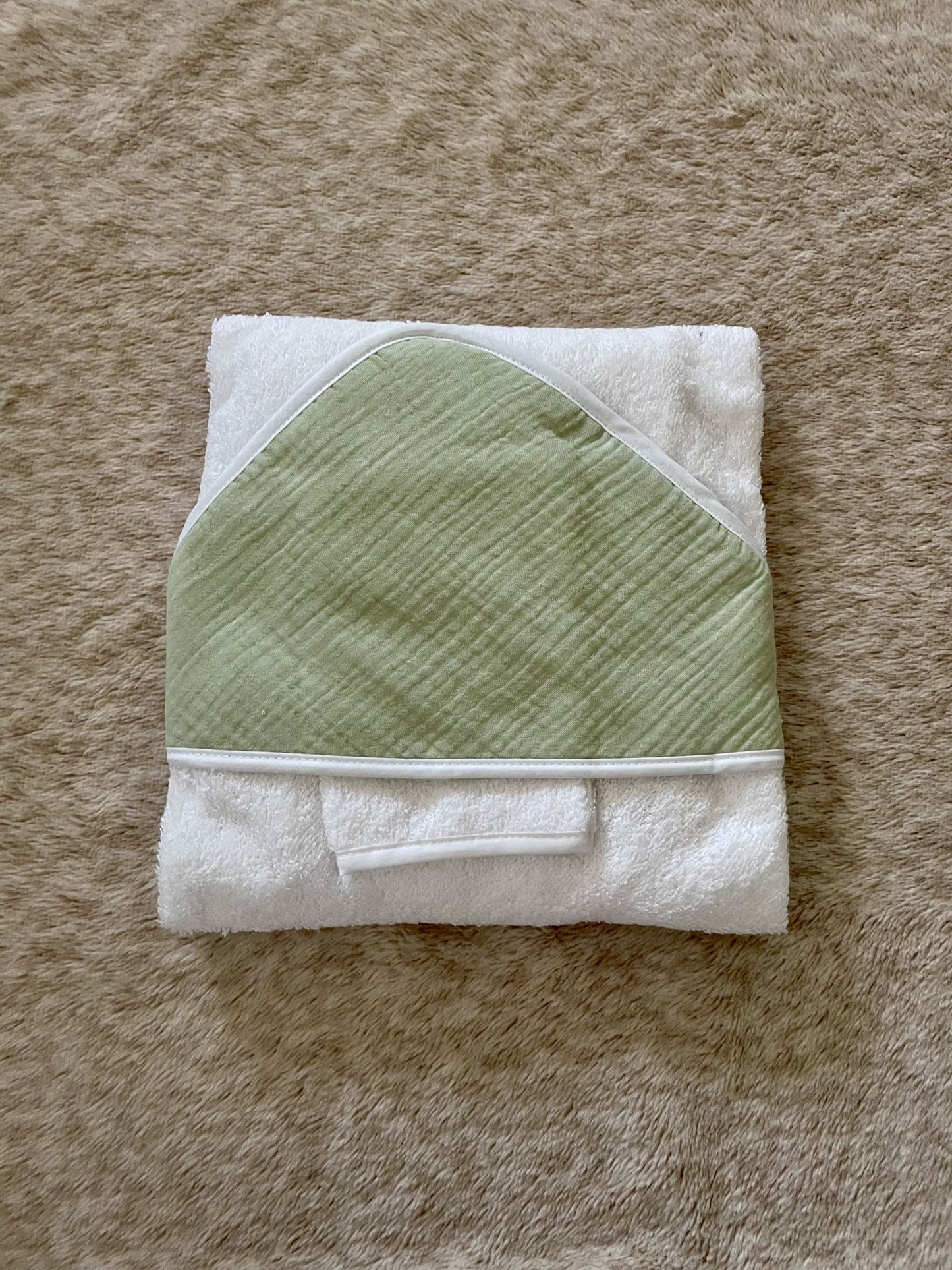 Cape de bain pour bébé à personnaliser avec le prénom cadeau parfait