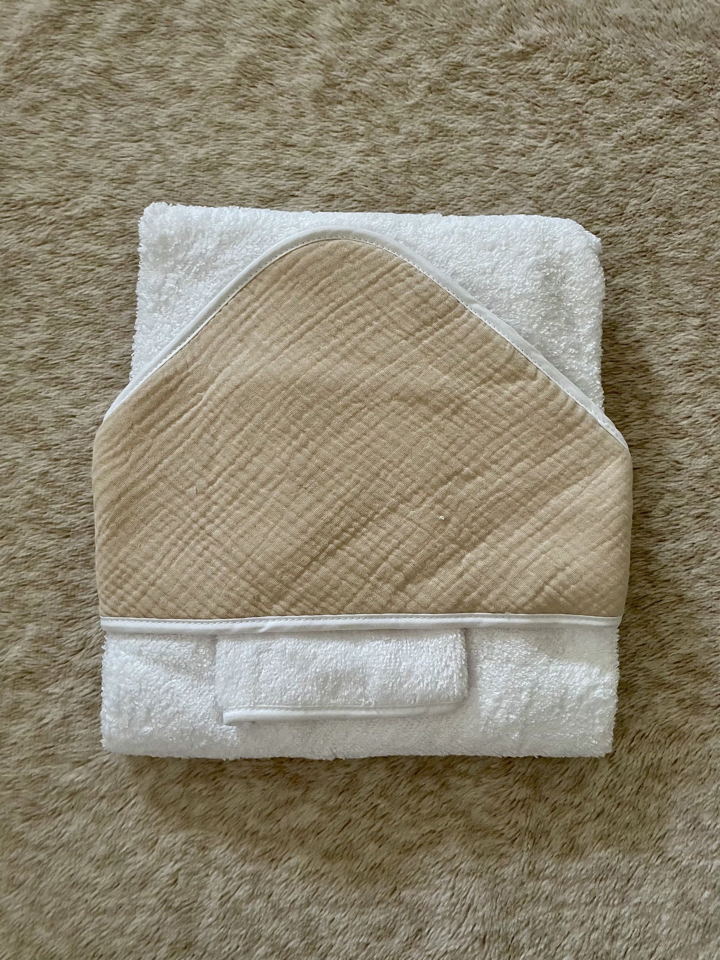 Cape de bain beige à personnaliser avec le prénom du bébé