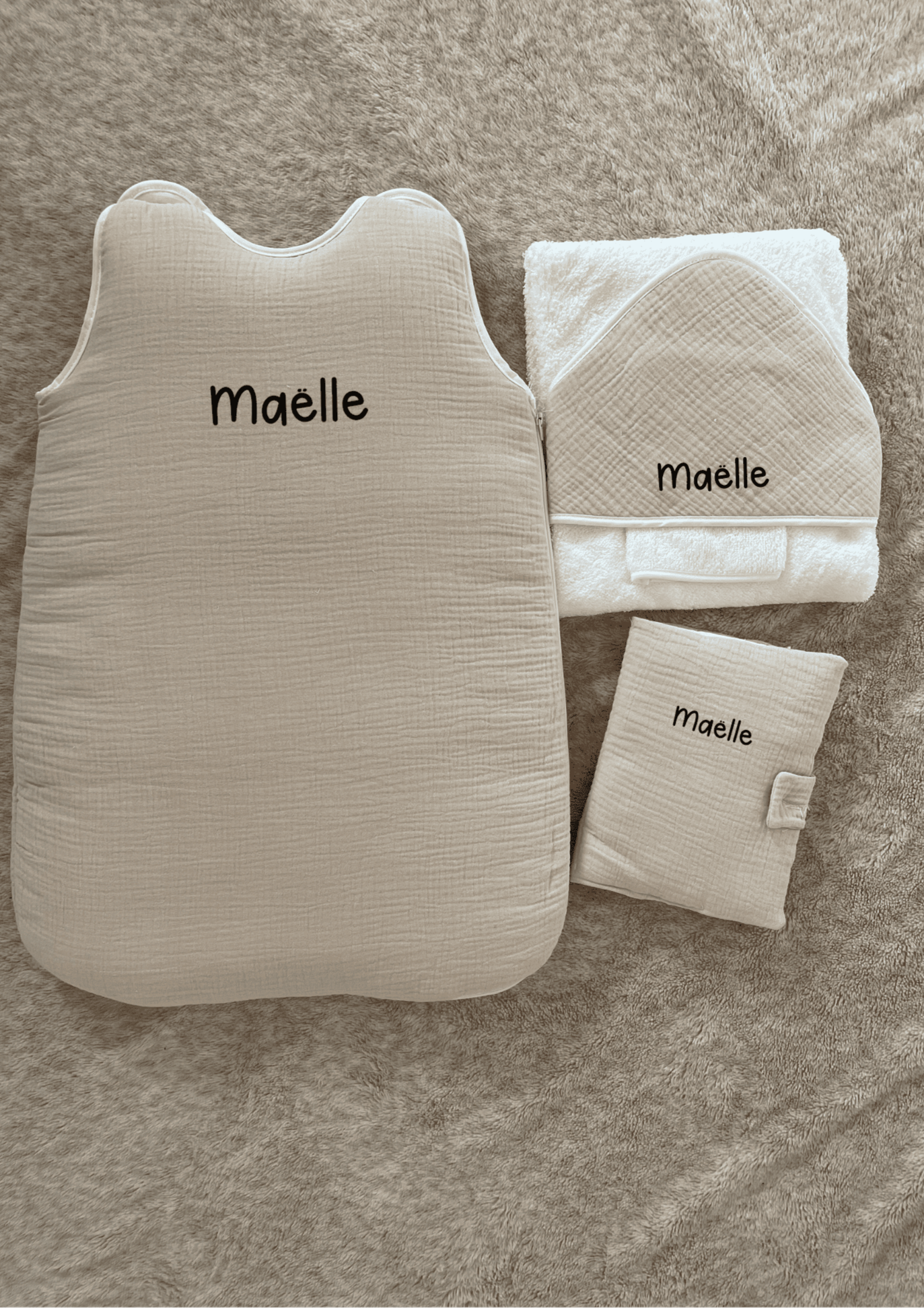 Coffret personnalisé de naissance avec les essentiels : gigoteuse, cape de bain, protège carnet de naissance