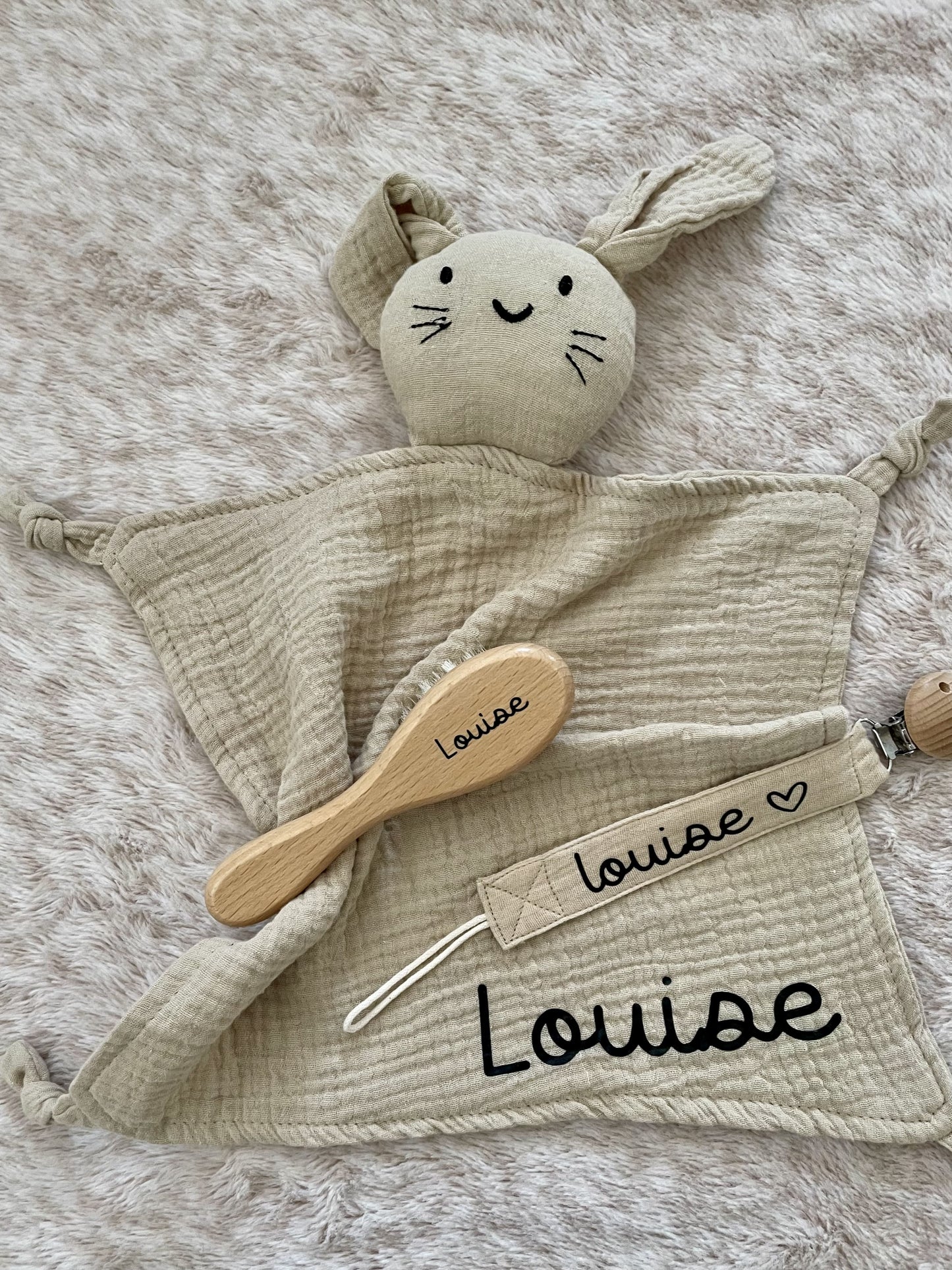 Coffret de naissance à personnaliser blanc avec doudou brosse attache sucette avec le prénom du bébé