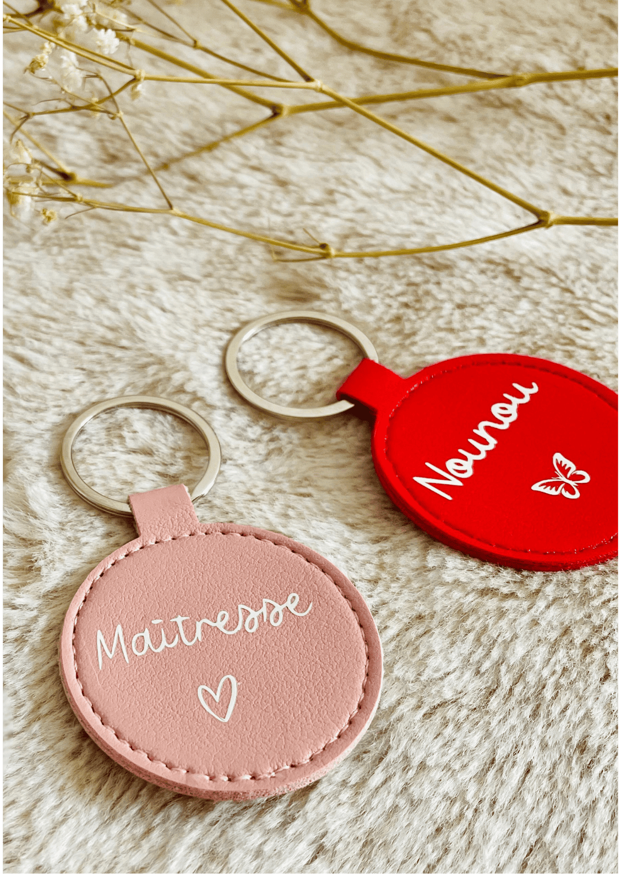 Deux portes clés personnalisées rouge et rose pour maitresse et nounou