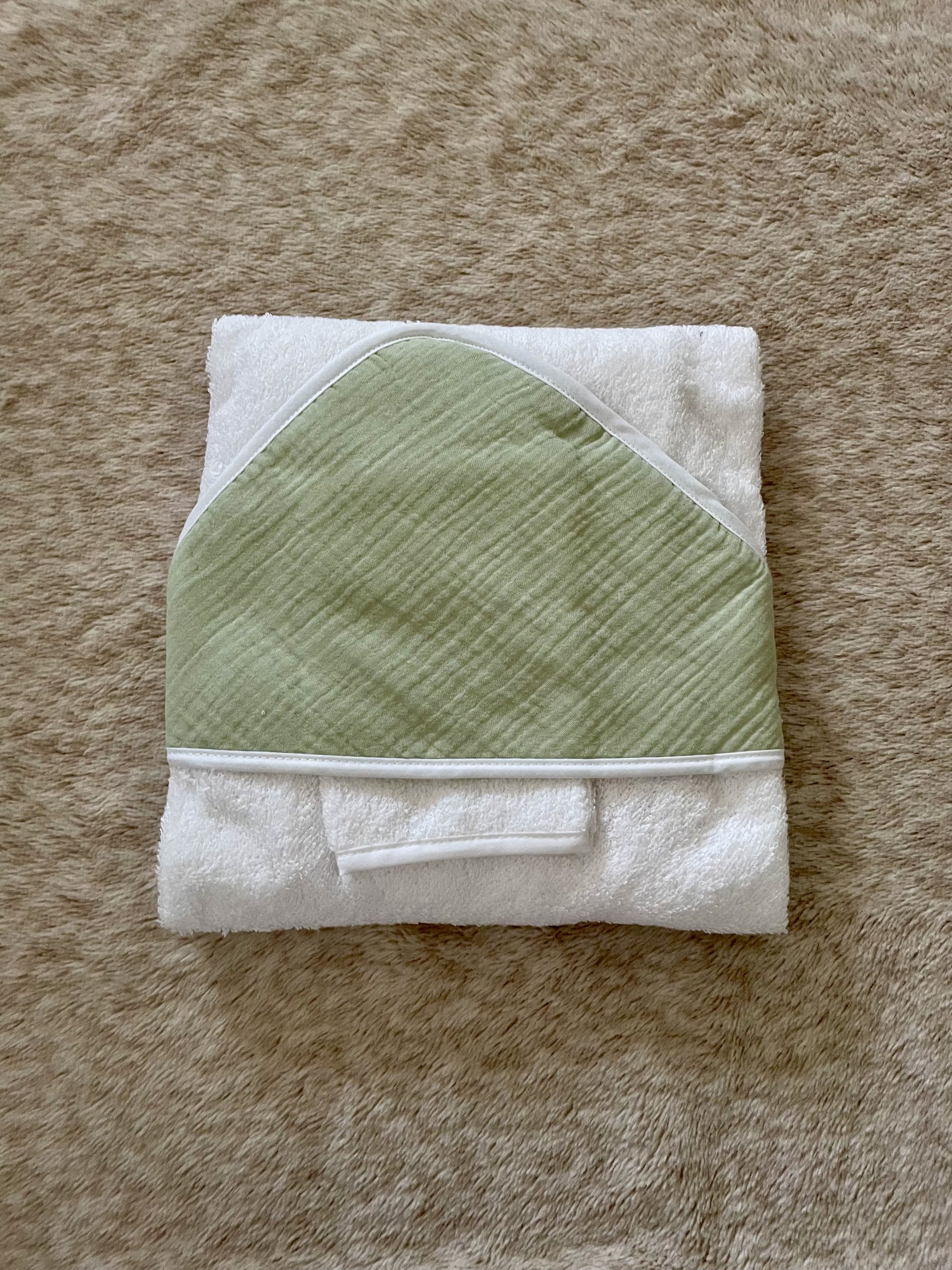 Cape de bain pour bébé à personnaliser avec le prénom cadeau parfait