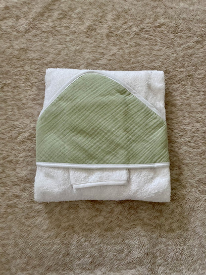 Cape de bain pour bébé à personnaliser avec le prénom cadeau parfait