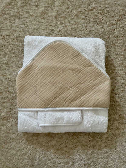 Cape de bain beige à personnaliser avec le prénom du bébé