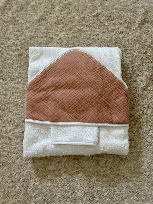 Cape de bain rouge à personnaliser avec le prénom du bébé