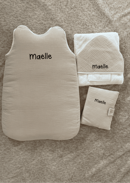 Coffret personnalisé de naissance avec les essentiels : gigoteuse, cape de bain, protège carnet de naissance