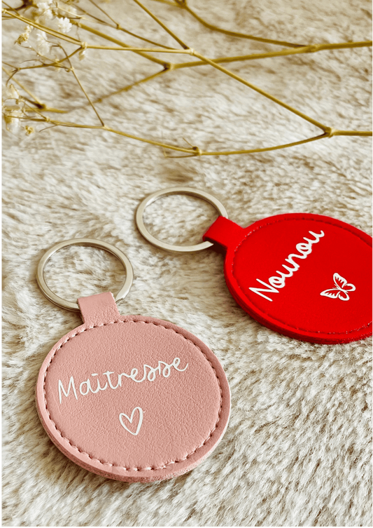 Deux portes clés personnalisées rouge et rose pour maitresse et nounou